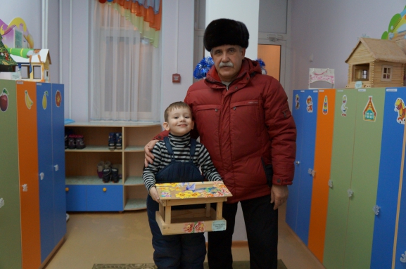 Тёмушка с дедушкой сделали кормушку для птиц! Акция «Кормушка для пичужки» Тёмушка с дедушкой сделали кормушку для птиц!