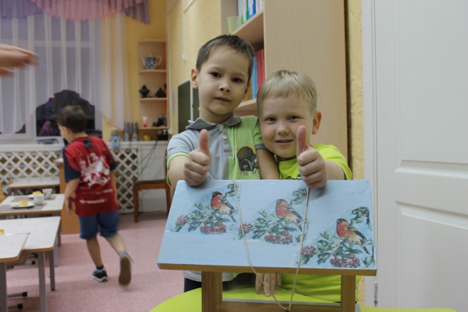 Поделка деда с внуками Акция «Кормушка для пичужки» Поделка деда с внуками