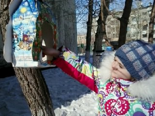 Евочка подкармливает птичек Акция «Кормушка для пичужки» Евочка подкармливает птичек