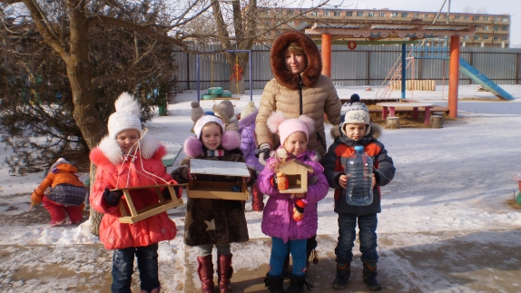 Холодно стало в лесу. Птицы замёрзли ужасно. Я им поесть принесу хлеба и зёрнышек разных. И соберутся они радостно здесь на опушке И будут прыгать все дни около нашей кормушки. Акция «Кормушка для пичужки» Холодно стало в лесу. Птицы замёрзли ужасно. Я им поесть принесу хлеба и зёрнышек разных. И соберутся они радостно здесь на опушке И будут прыгать все дни около нашей кормушки.