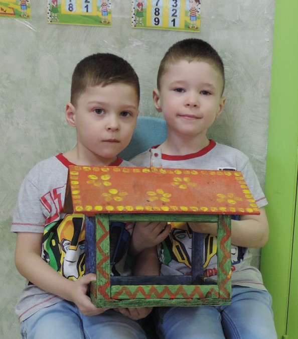 Глеб и Елисей будут кормить птиц Акция «Кормушка для пичужки» Глеб и Елисей будут кормить птиц