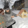 Мы повесили кормушку для щеглов и для синичек, и для всех голодных птичек. Мы повесили кормушку для щеглов и для синичек, и для всех голодных птичек.