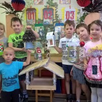 Мы кормушки смастерили, Мы столовую открыли. Воробей, снегирь-сосед, Будет вам зимой обед. Мы кормушки смастерили, Мы столовую открыли. Воробей, снегирь-сосед, Будет вам зимой обед.