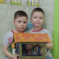 Глеб и Елисей будут кормить птиц Глеб и Елисей будут кормить птиц