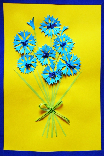 Ваза с цветами из бумаги в детском саду