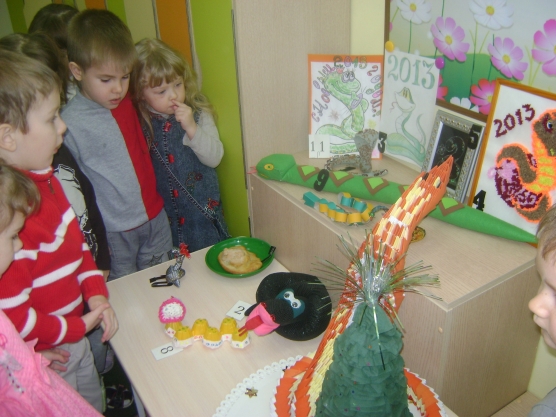 Виставка сімейних робіт до новорічного свята «Змія 2013» Фото Выставка семейных работ к новогоднему празднику «Змея 2013»