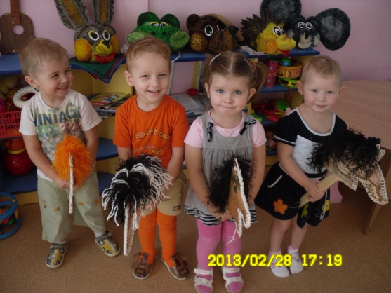 Лошадки из линолеума. Фото Лошадки из линолеума.