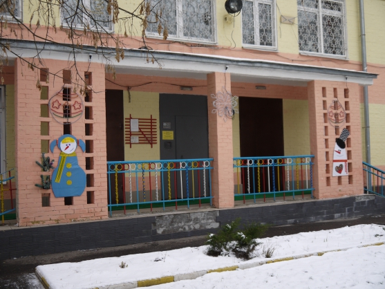 Снеговики для улицы из подручных материалов — дёшево и сердито! Фото Снеговики для улицы из подручных материалов — дёшево и сердито!