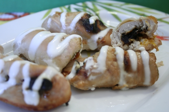 Рулетики из куриной грудки с сухофруктами «Курочка на ягодке» Фото Рулетики из куриной грудки с сухофруктами «Курочка на ягодке»