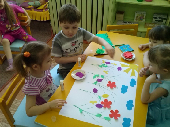 «Весенние цветы на лужайке». Коллективная поделка в средней группе Фото «Весенние цветы на лужайке». Коллективная поделка в средней группе