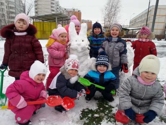 Первые снежные поделки в этом году — Зайчик и Мишка Фото Первые снежные поделки в этом году — Зайчик и Мишка