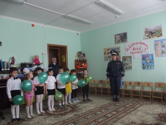 Развлечение совместно с родителями (по правилам дорожного движения) «За безопасность всей семьей» Фото Развлечение совместно с родителями (по правилам дорожного движения) «За безопасность всей семьей»