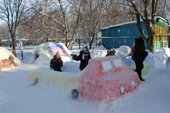 Машинка из снега для детского сада