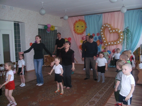 Физкультурное развлечение для родителей и детей средней группы. «Бумажная история» Фото Физкультурное развлечение для родителей и детей средней группы. «Бумажная история»