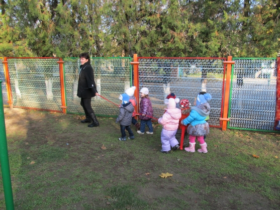Прогулка в первой младшей группе «Поездка в осенний лес» Фото Прогулка в первой младшей группе «Поездка в осенний лес»