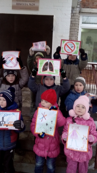 «Папа, мама, не кури!» Акция в рамках Всероссийского проекта «Бросок из Зазеркалья» Фото «Папа, мама, не кури!» Акция в рамках Всероссийского проекта «Бросок из Зазеркалья»