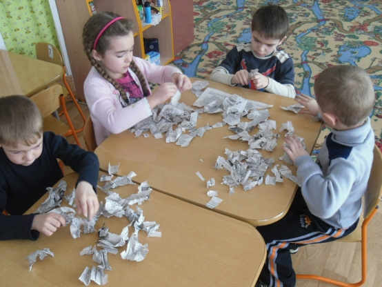Игры с газетой Фото Игры с газетой