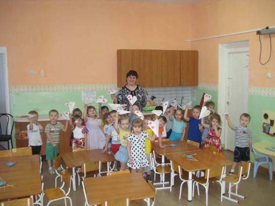 «Мы поздравляем наших пап. Самолётик для папы». Открытое интегрированное занятие в младшей группе Фото «Мы поздравляем наших пап. Самолётик для папы». Открытое интегрированное занятие в младшей группе