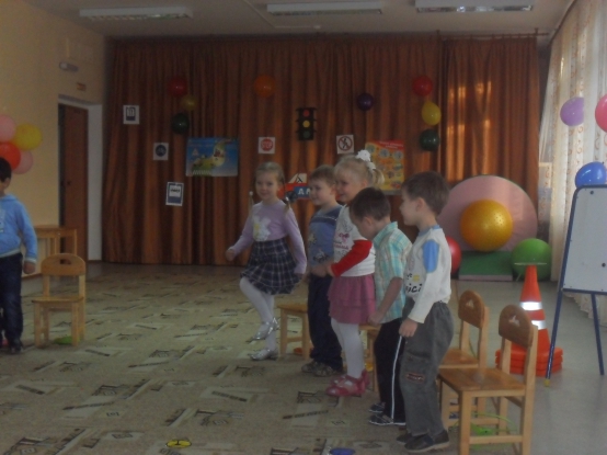 Досуг для детей старшей группы и их родителей, посвященный правилам дорожного движения. Фотоотчет Фото Досуг для детей старшей группы и их родителей, посвященный правилам дорожного движения. Фотоотчет