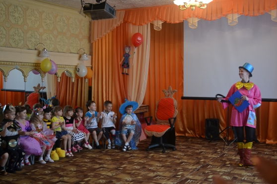 Дефиле «Мусорная мода» — театрализованный показ моделей Фото Дефиле «Мусорная мода» — театрализованный показ моделей