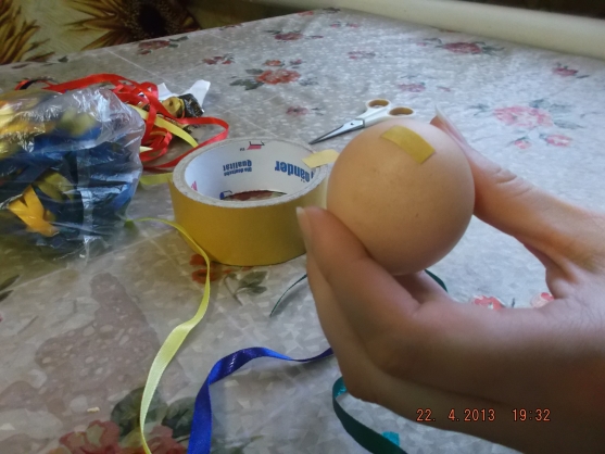 Украшение пасхальных яиц атласными лентами Фото Украшение пасхальных яиц атласными лентами