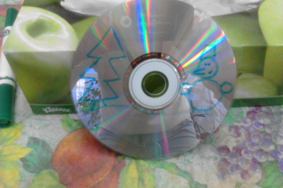 Новогодняя поделка с детьми старшего возраста на CD-диске с использованием пластилина Фото Новогодняя поделка с детьми старшего возраста на CD-диске с использованием пластилина