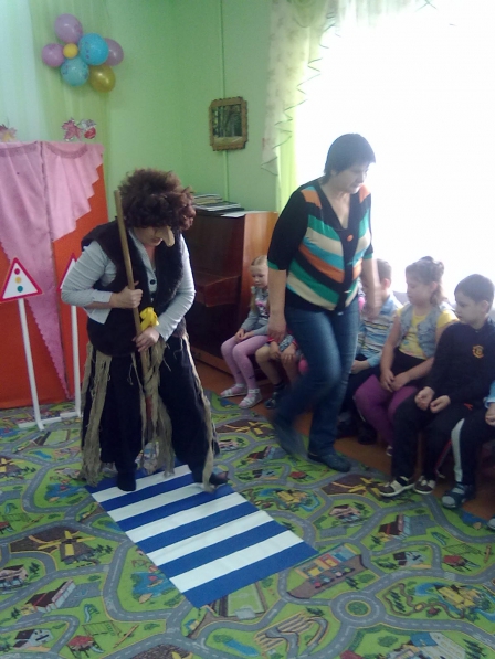 Развлечение по ПДД «Будь внимателен в пути, в опасную ситуацию не попади!» Фото Развлечение по ПДД «Будь внимателен в пути, в опасную ситуацию не попади!»