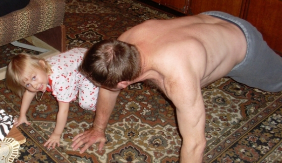 Игры детей с родителями дома. Фото Игры детей с родителями дома.