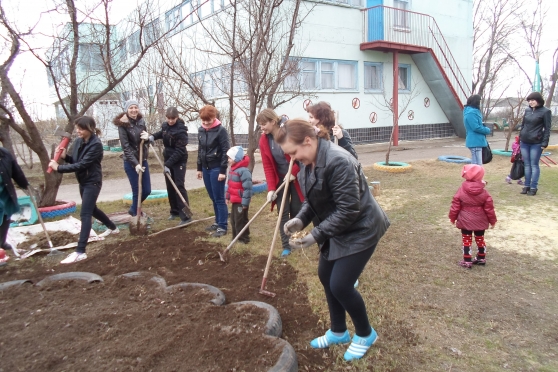 Родители на субботнике под девизом «Чистый дворик» Фото Родители на субботнике под девизом «Чистый дворик»