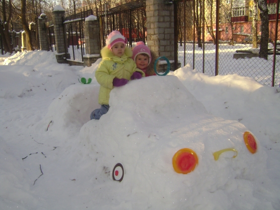 Машинка из снега для детского сада