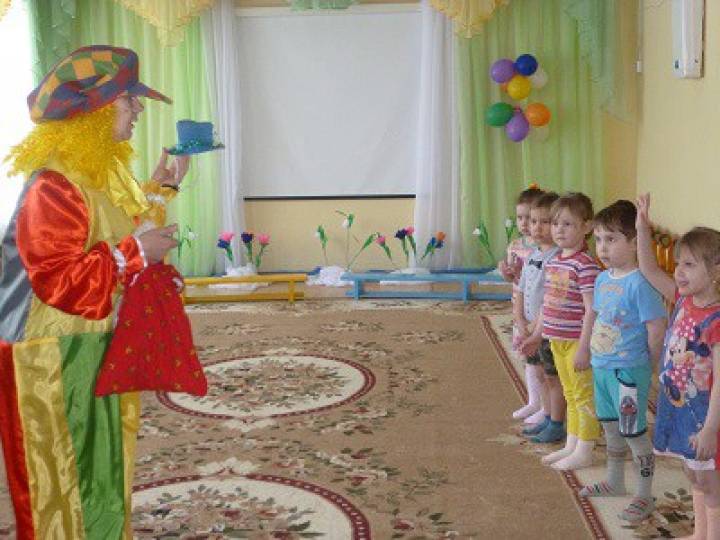 Спортивный досуг для малышей «Я веселая игрушка, а зовут меня Петрушка!» Фото Спортивный досуг для малышей «Я веселая игрушка, а зовут меня Петрушка!»