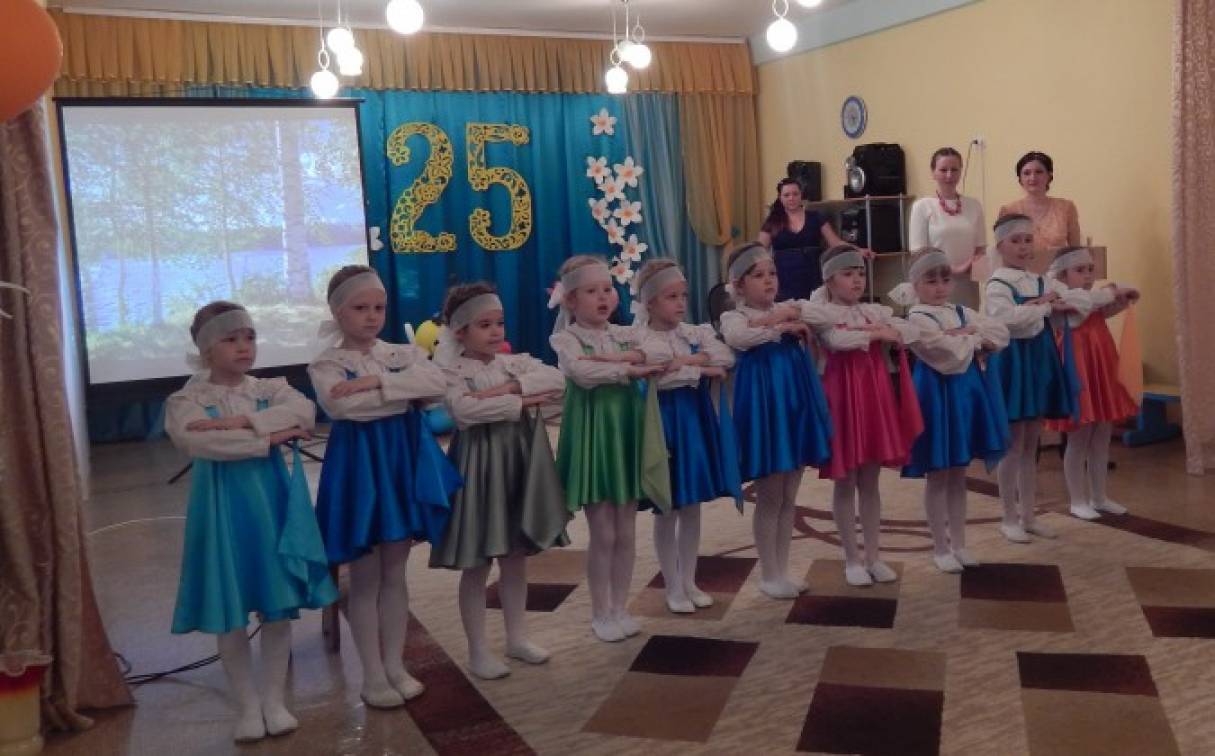 Дитячий хоровод «Дивлюсь в озера синие» (виконують дівчинки підготовчої до школи групи). фото Детский хоровод «Гляжу в озёра синие» (исполняют девочки подготовительной к школе группы).