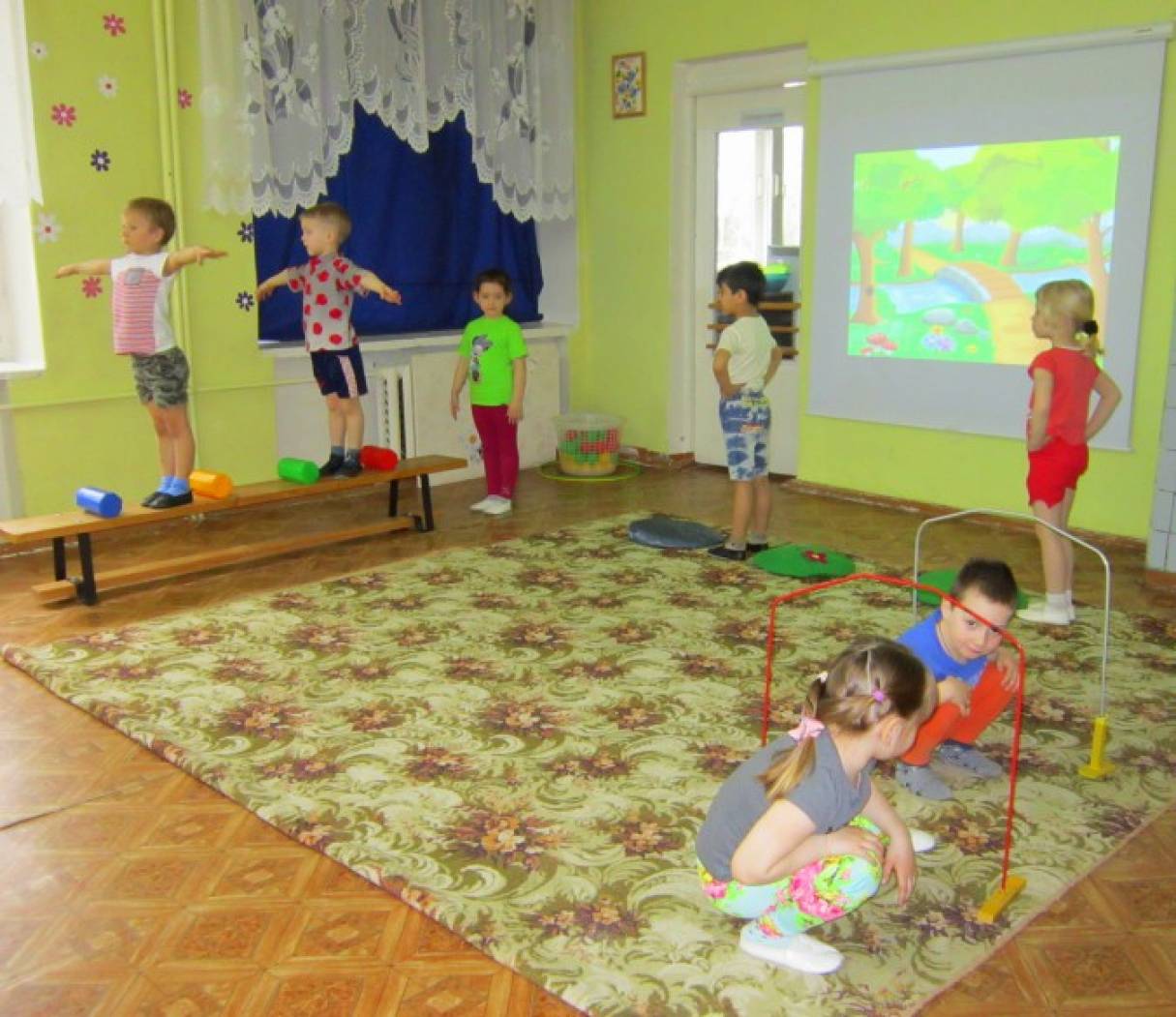 НОД по физической культуре с использованием ИКТ для детей средней группы «В гости к Смешарикам» Фото НОД по физической культуре с использованием ИКТ для детей средней группы «В гости к Смешарикам»