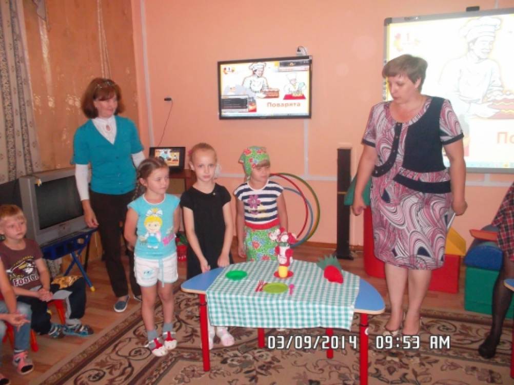 Мастерская Петра Фоменко: Петр Фоменко Лутонина Ирина Вадимовна вручает памятный подарок Доктор