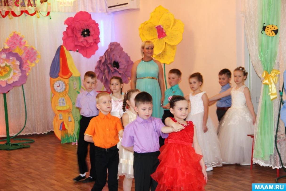 Vypusknoj Korotyshi I Korotyshki Iz Solnechnogo Goroda Idut V Shkolu Fotootchet Vospitatelyam Detskih Sadov Shkolnym Uchitelyam I Pedagogam Maam Ru