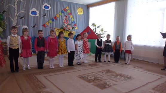 Утренник, посвященный 8 Марта (старшая группа) Фото Утренник, посвященный 8 Марта (старшая группа)