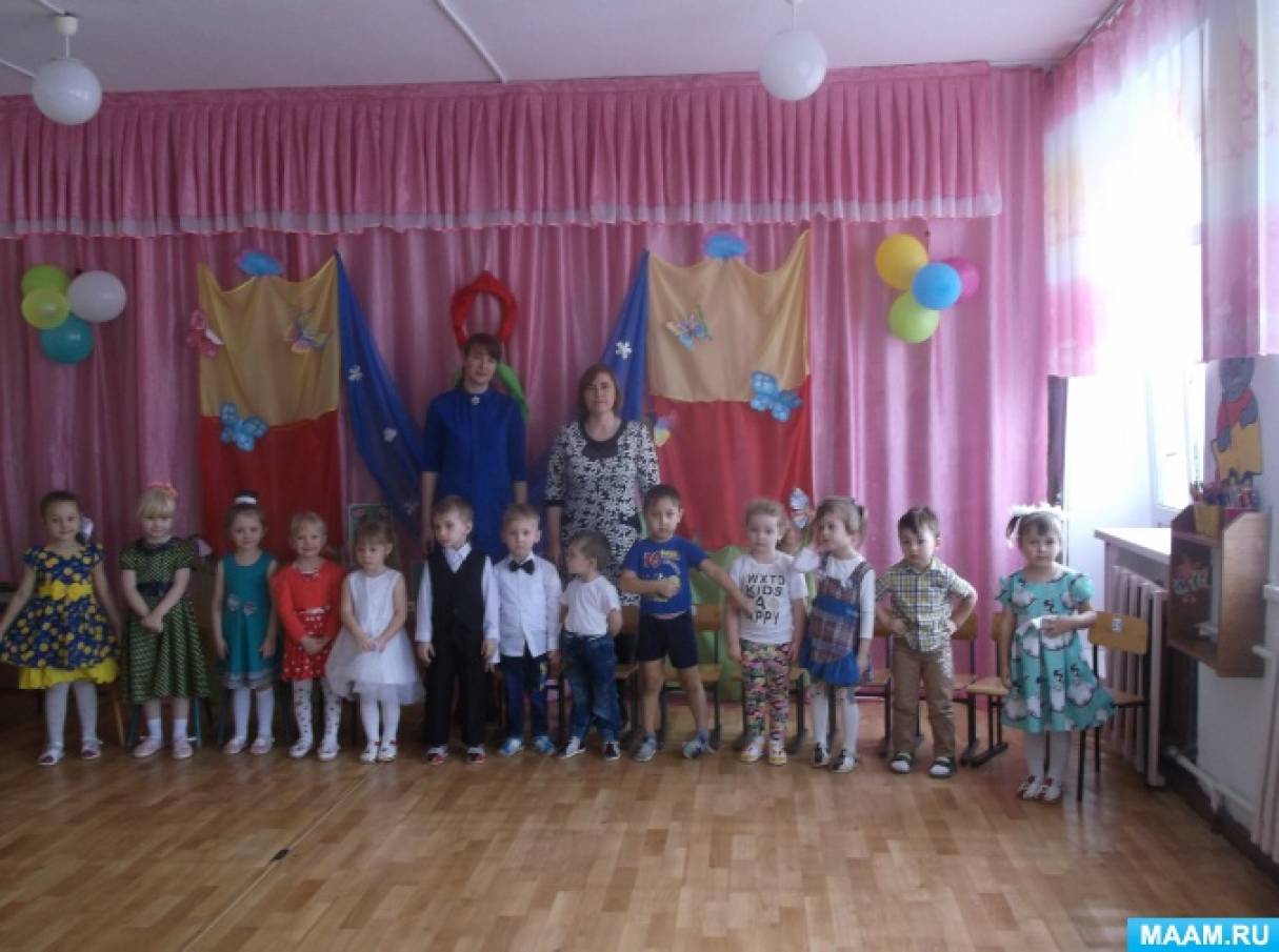 Свято 8 Березня «Різнобарвні квіточки для матусь» у другій молодшій групі Фото Праздник 8 марта «Разноцветные цветочки для мамочек» во второй младшей группе
