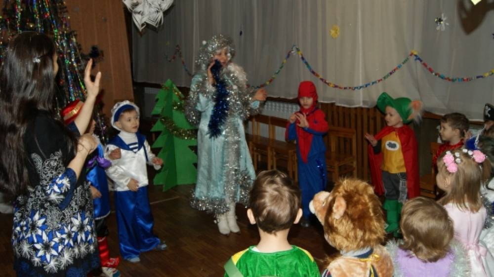 Сценарий новогоднего праздника для детей 3-4 лет в детском саду Сценарий новогоднего праздника для детей 3-4 лет в детском саду