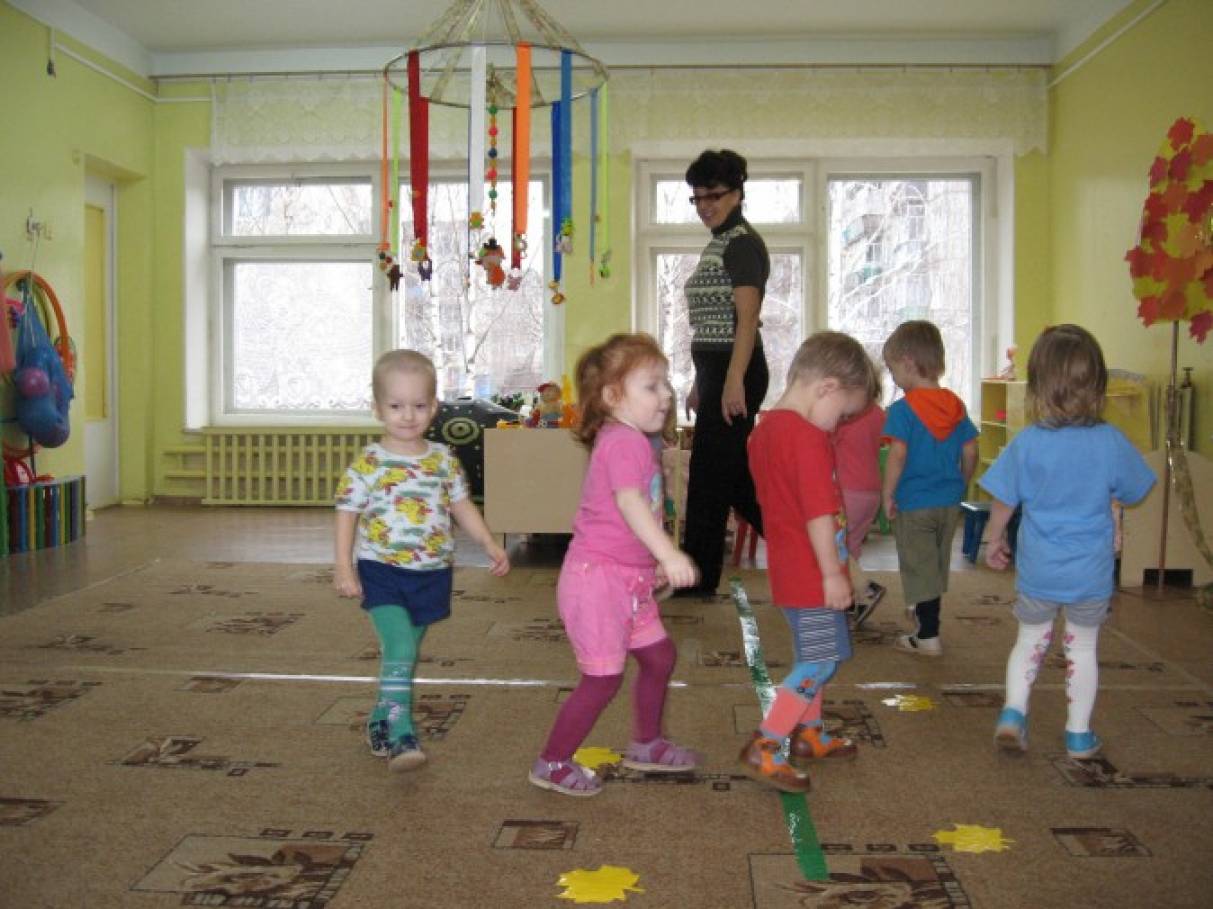 Конспект ігрового заняття з фізичного розвитку дітей групи раннього віку «У нас в гостях неваляшка» Фото Конспект игрового занятия по физическому развитию детей группы раннего возраста «У нас в гостях неваляшка»