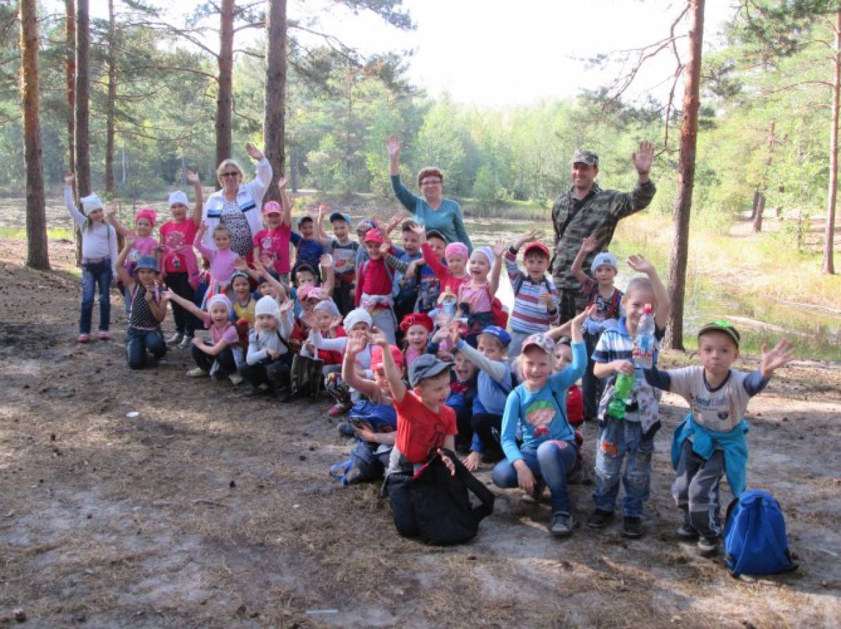 Поход в лес группы детей старшего дошкольного возраста