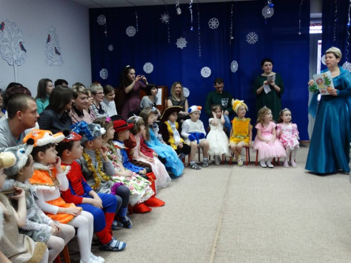 Фотозвіт свята старшої групи «Промінчики» «Здрастуй, свято Новий рік!» Фото Фотоотчет праздника старшей группы «Лучики» «Здравствуй, праздник Новый год!»
