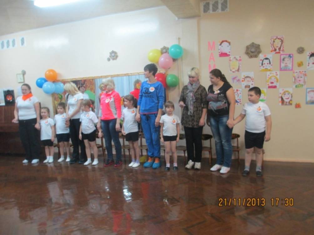 Спільне спортивна розвага в підготовчій до школи групі до Дня матері «Мами двосерійні» Фото Совместное спортивное развлечение в подготовительной к школе группе к Дню матери «Мамы двухсерийные»