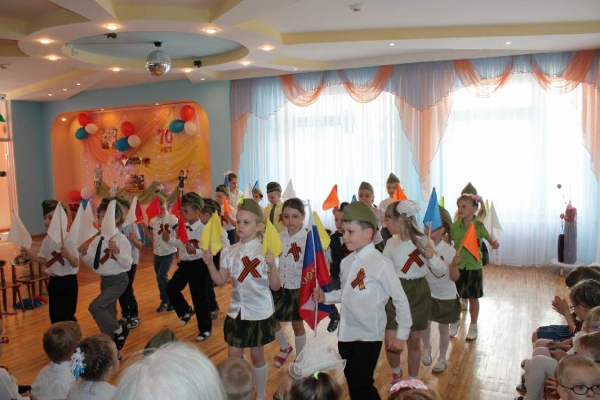 Сценарій конкурсу творчих колективів, присвячених 70-річчю Великої Перемоги «Вірші та пісні про війну» Фото Сценарий конкурса творческих коллективов, посвящённых 70-летию Великой Победы «Стихи и песни о войне»