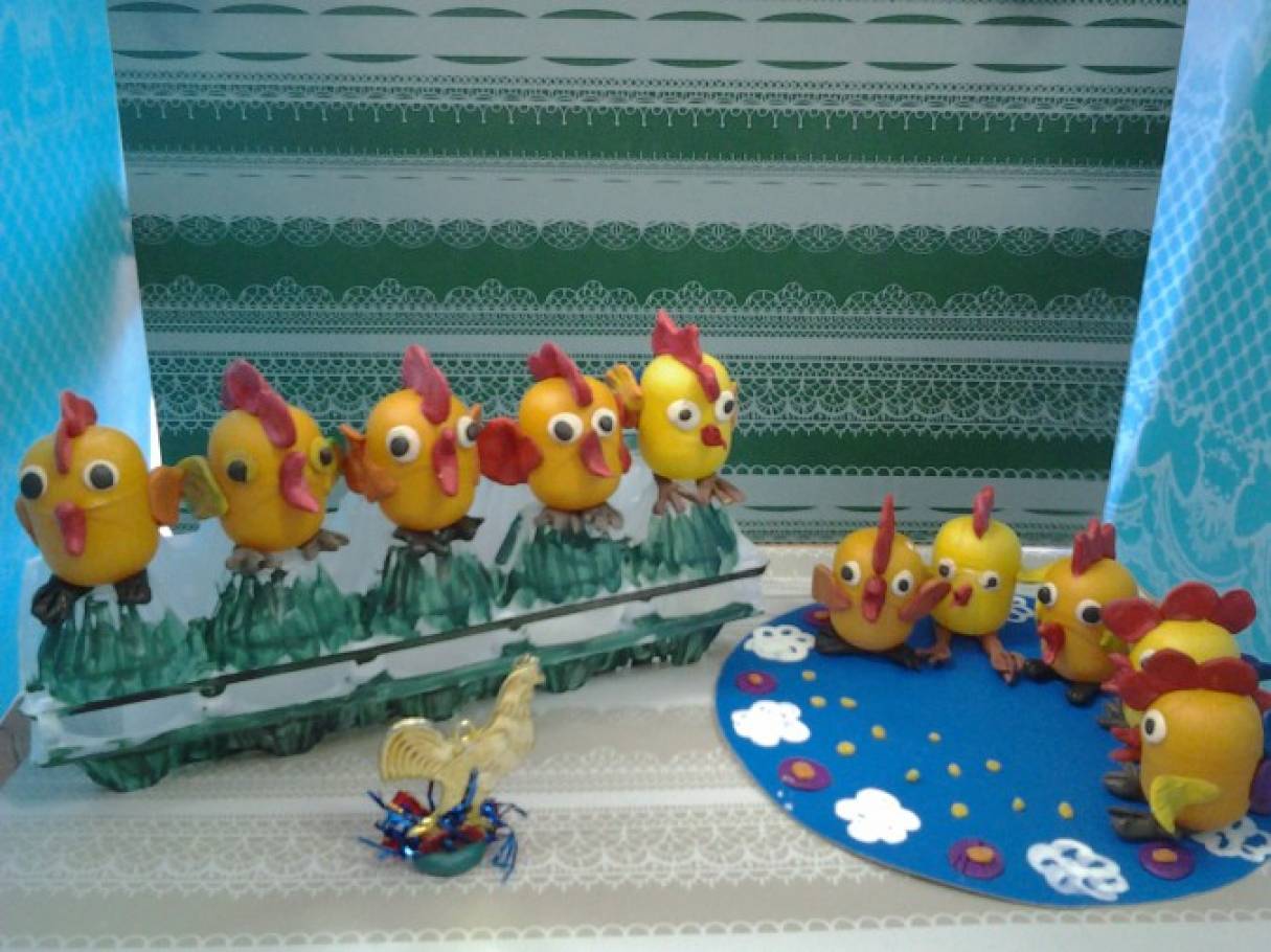 Композиція «Півнячий хор» з серії виробів до Великодня Фото Композиция «Петушиный хор» из серии поделок к Пасхе