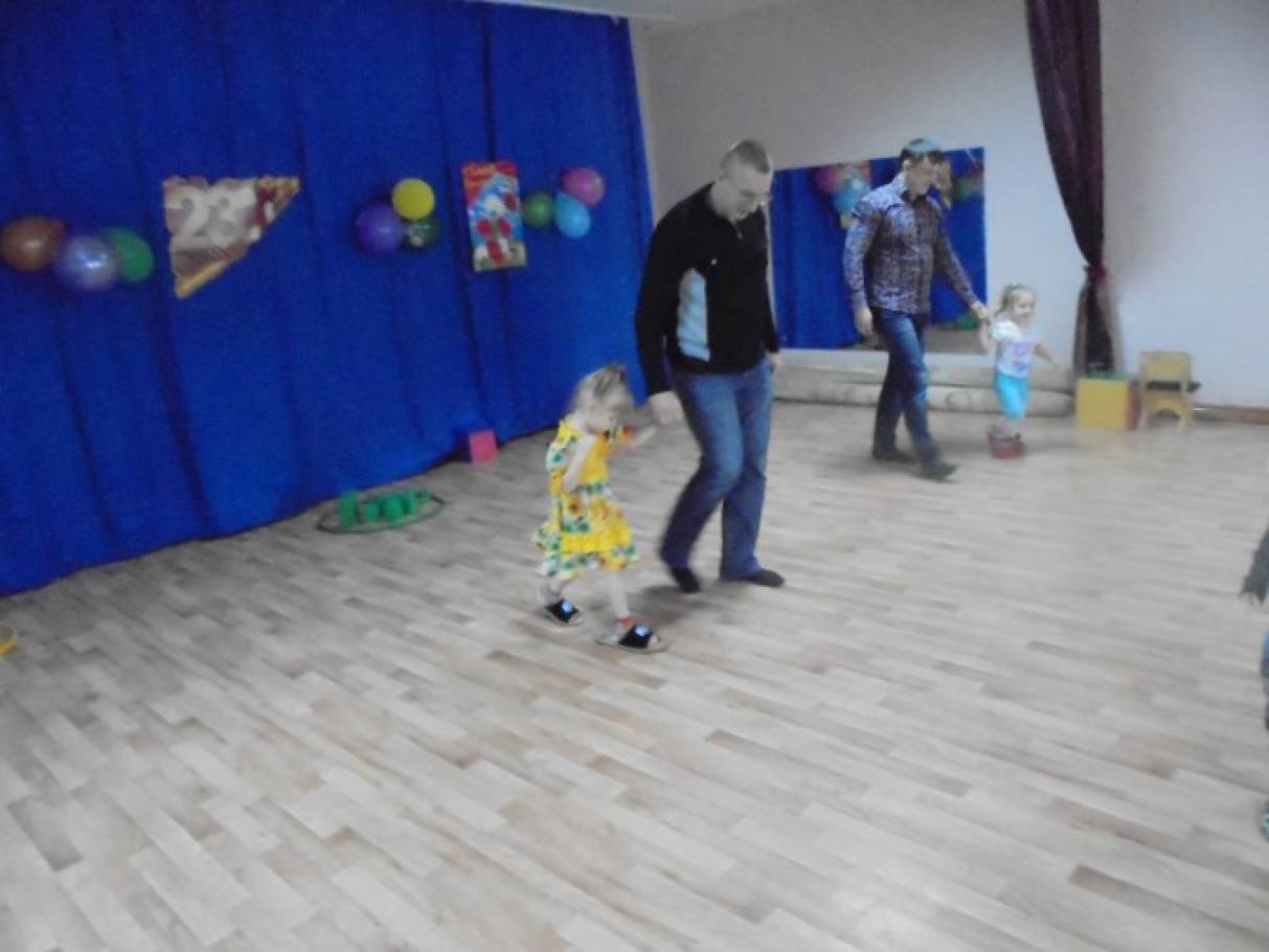 Сценарій розваги для дітей першої молодшої групи «Папа-мій герой» Фото Сценарий развлечения для детей первой младшей группы «Папа-мой герой»