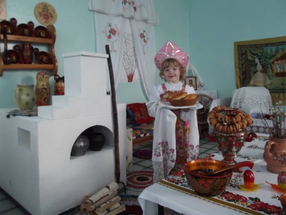 Предметно-развивающая среда в ДОУ. Мини-музей «Русская изба» Фото Предметно-развивающая среда в ДОУ. Мини-музей «Русская изба»