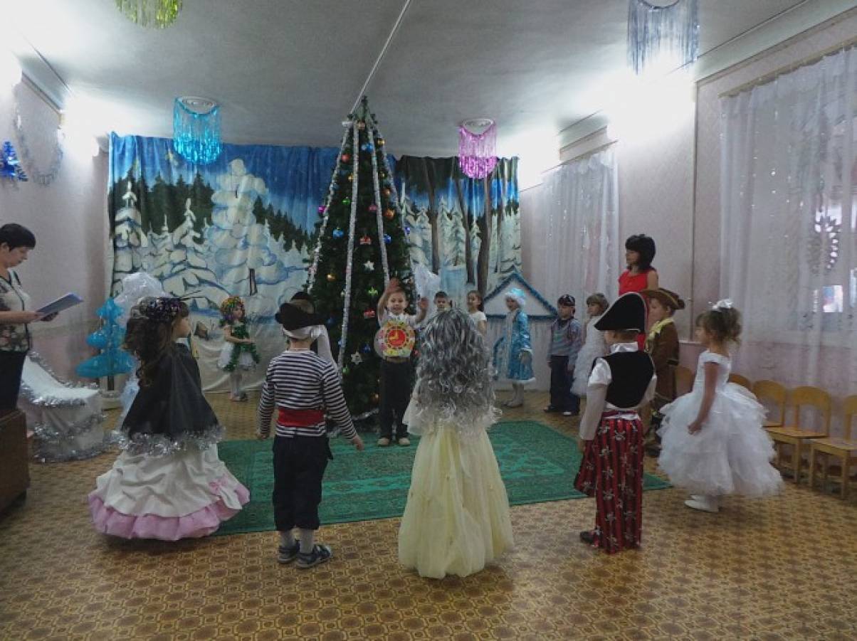 Сценка 10-11 классов на новый год