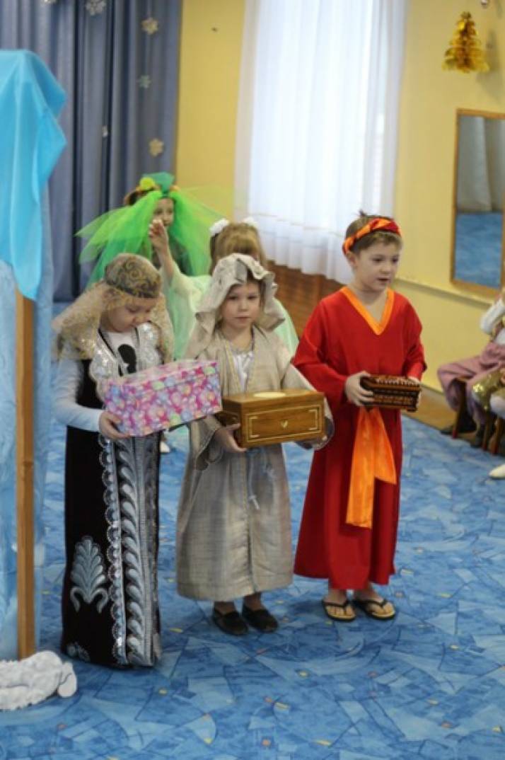 Сценарии новогодних театрализованных представлений для клубов Сценарии новогодних театрализованных представлений для клубов