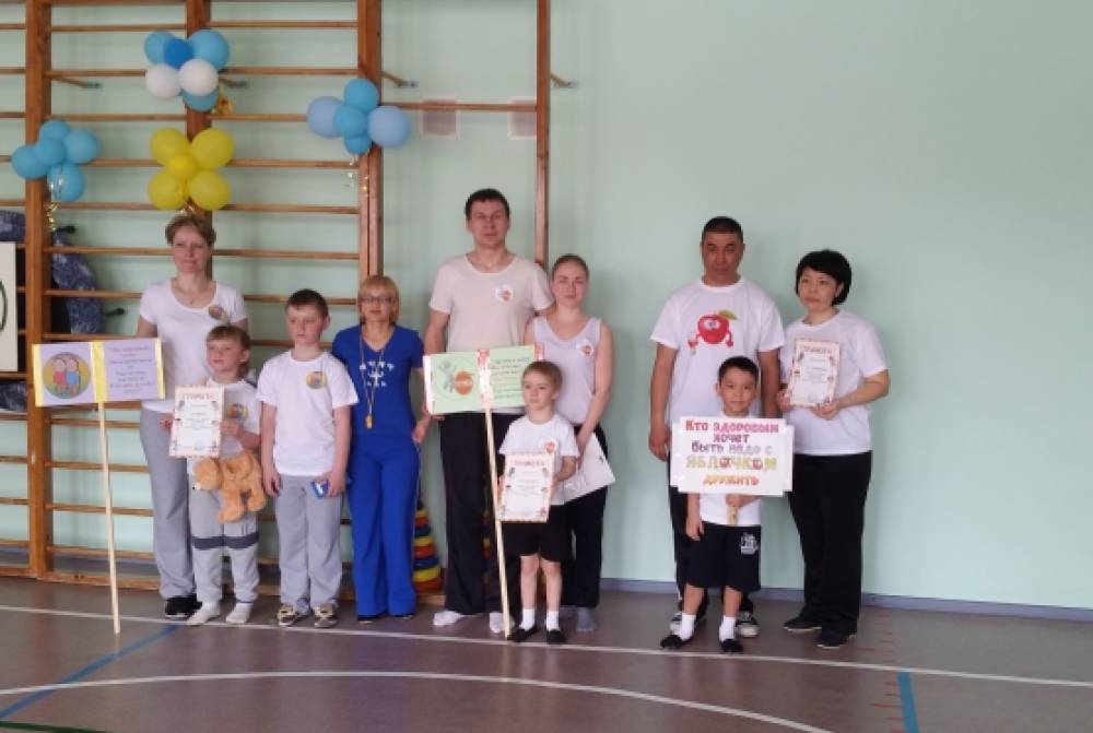 Спортивне свято «Тато, мама, я - спортивна сім'я!» Фото Спортивный праздник «Папа, мама, я — спортивная семья!»