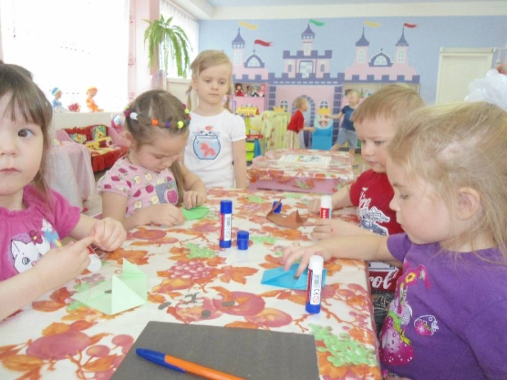 Заняття в другій молодшій групі по аплікації «Мордочка цуценя» (техніка орігамі) Фото Занятие во второй младшей группе по аппликации «Мордочка щенка» (техника оригами)